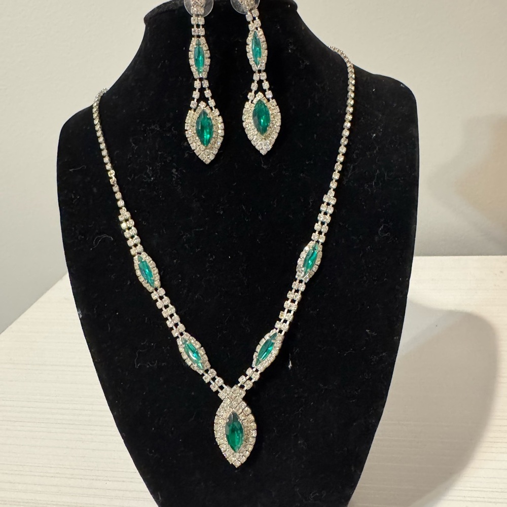Elegant Green and Silver Jewelry Set